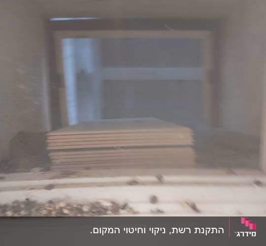 לכלוך על אדן חלון, ייתכן קשור להרחקת יונים.